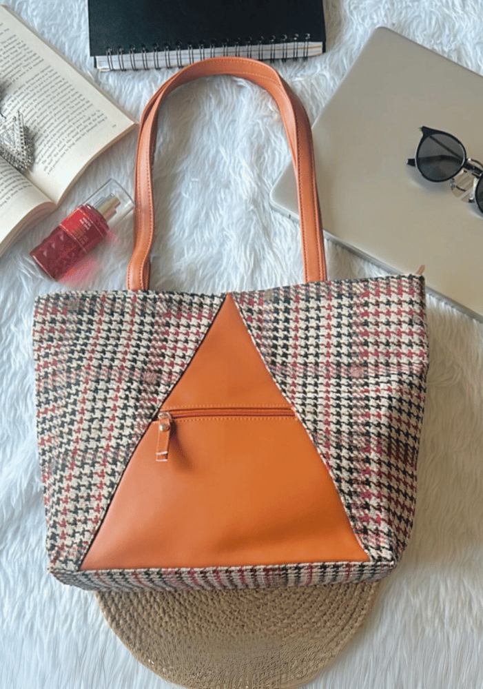 Monochrome maze laptop tote