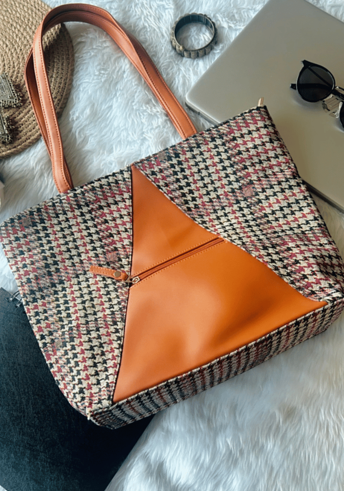 Monochrome maze laptop tote