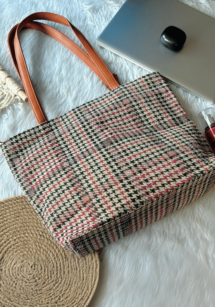 Monochrome maze laptop tote