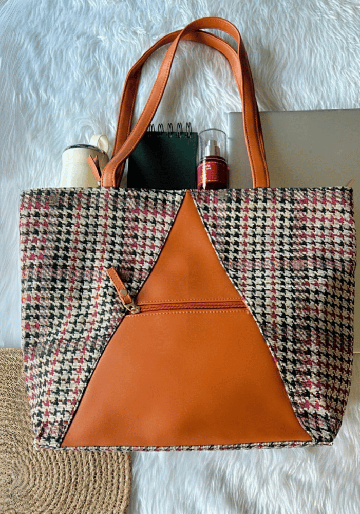 Monochrome maze laptop tote
